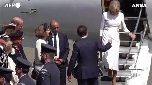 Altro "schiaffo" di Brigitte a Macron: lui tende la mano, lei lo ignora