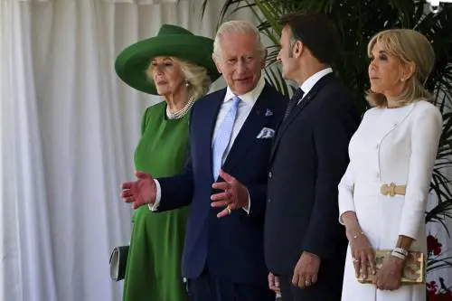 L'occhio del re spaventa gli inglesi: cosa è successo a Carlo III