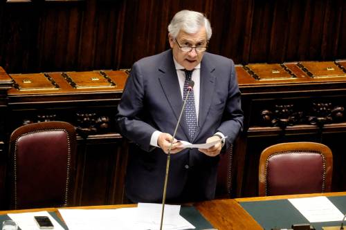 Tajani: "Magari scendesse in campo". Offensiva di Renzi: "Lascio Mondadori"