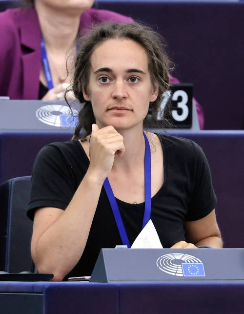 Rackete lascia il seggio Ue. "Non mancherà a nessuno". Il flop della capitana Ong che sfidò la motovedetta