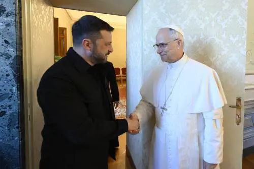 Leone "abbraccia" Zelensky. "I negoziati qui in Vaticano"