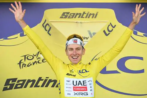 Una crono per due. Evenepoel vince. Pogacar in giallo