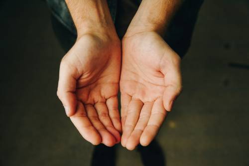 https://img.ilgcdn.com/sites/default/files/styles/md/public/foto/2025/07/10/1752128214-andrew-moca-olmy3nkty-m-unsplash.jpg?_=1752128214