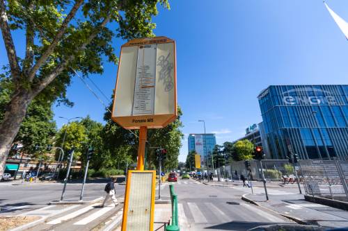 Accoltellato per una rapina in attesa del tram. È grave