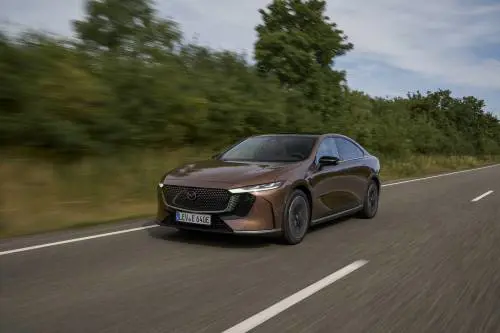 Mazda 6e, la prova su strada della nuova berlina elettrica