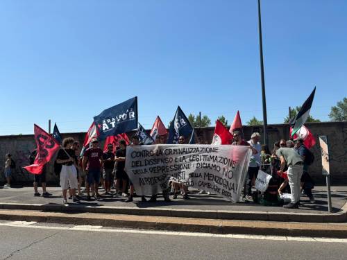 I Pro Pal sotto la sede di Giornale e Libero. Striscioni e minacce ai giornalisti