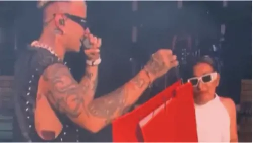 Lazza consegna la Birkin alla mamma (Foto video TikTok)
