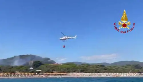 Le fiamme, le 600 persone evacuate e il caso Rosy Bindi: cosa è successo a Castiglione della Pescaia