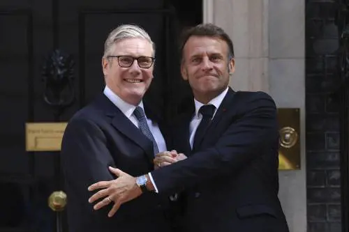 Patto sui respingimenti dei migranti e armi atomiche: cosa c'è dietro l'intesa tra Macron e Starmer