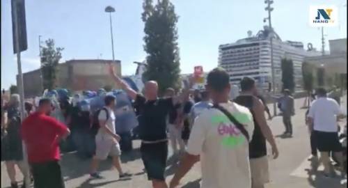 I problemi al click day, pii l'assalto alle forze dell'ordine: cos'è successo a Napoli