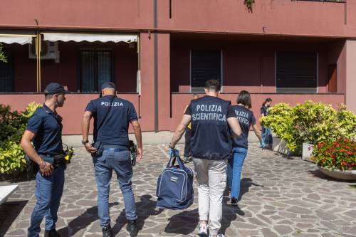 Accoltella la madre mentre dorme. Poi si uccide gettandosi dalla finestra