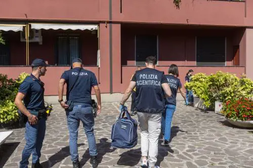Accoltella la madre mentre dorme. Poi si uccide gettandosi dalla finestra