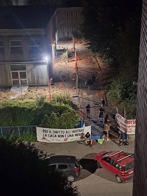 Sgomberati da viale Brenta rioccupano una scuola