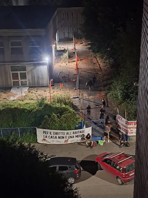 Sgomberati da viale Brenta rioccupano una scuola