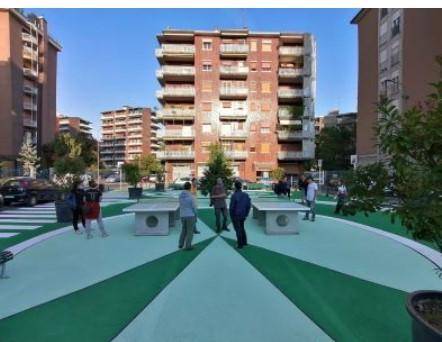 Alcol e fumogeni. La "piazza tattica" fuori controllo