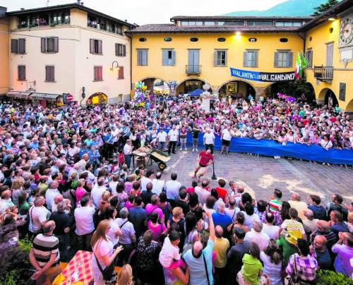 La corsa delle "cento uova". Una festa lunga un secolo