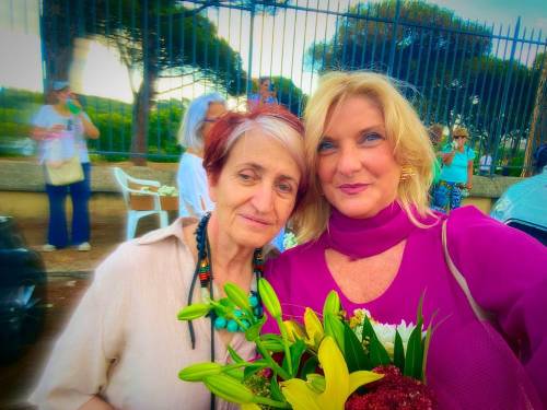 Tiziana Ciavardini (a dx), con la Presidente di Salvamamme Maria Grazia Passeri.jpg (124.8