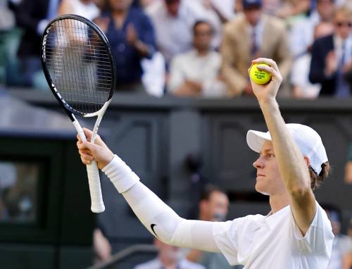 Wimbledon, Sinner domina Djokovic in tre set e vola in finale per la prima volta