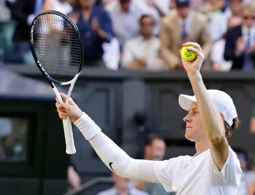 Wimbledon, Sinner domina Djokovic in tre set e vola in finale per la prima volta
