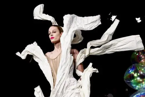 Il Privé di Armani si fa sempre ricordare (e salva l’Alta Moda)