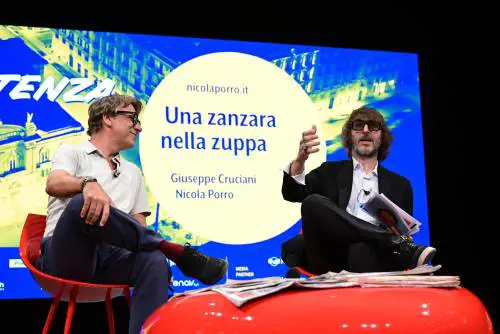 Una zanzara nella Zuppa, Porro e Cruciani leggono i giornali: "Chi rifiuta la maturità? Va bocciato"