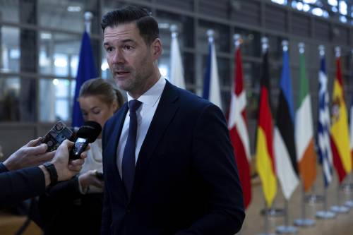 "Mio figlio è neonazista". L'imbarazzo del ministro dell'Immigrazione svedese