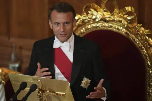 Quel regalo di re Carlo a Macron che fa arrabbiare gli inglesi: cosa ha fatto