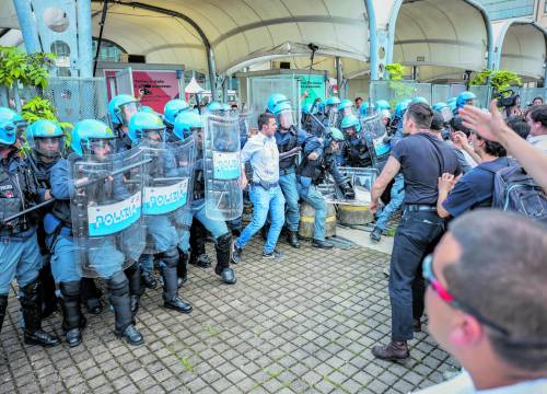 L’ira della polizia sui dem. "Appoggiano chi ci odia"