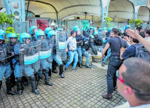 L’ira della polizia sui dem. "Appoggiano chi ci odia"