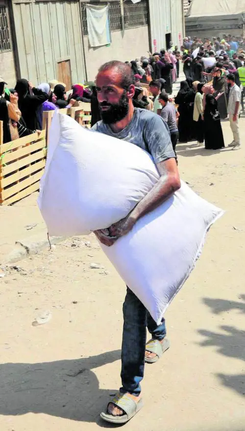 Strage per il cibo: 34 morti a Gaza. Tregua al collasso. "Hamas chiude"