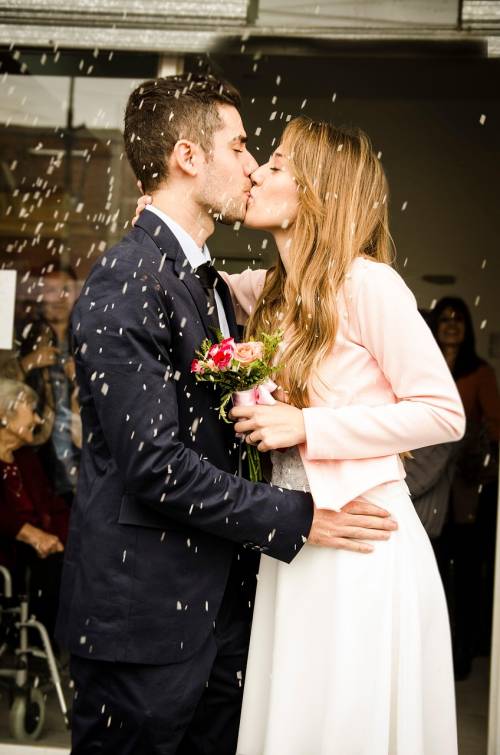  Matrimonio, perché viene lanciato il riso agli sposi: cosa significa la tradizione