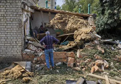 L'idea di Donald: nuovi fondi per Kiev. Putin sposta tre navi nel Mediterraneo