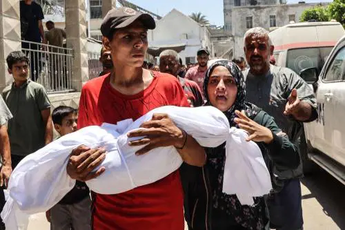 Gaza, morti 6 bimbi in fila per l'acqua: "Anomalia tecnica". E Bibi sfida Hamas