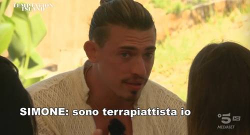 Il "terrapiattista" di Temptation Island con i dubbi sui dinosauri e gli astronauti sulla Luna