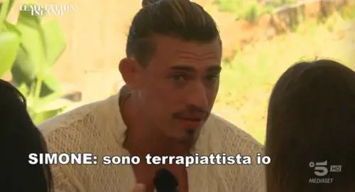 Il "terrapiattista" di Temptation Island con i dubbi sui dinosauri e gli astronauti sulla Luna