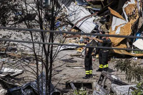 Incendio all'ex campo rom. Una nube nera sulla città