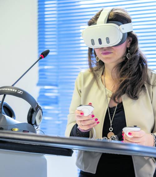 A lezione con i visori nella realtà virtuale per diventare interpreti (anche) nel metaverso