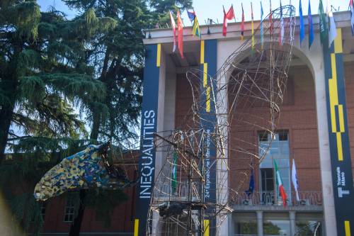Milano, piromane incendia la Balena di cartapesta davanti alla Triennale