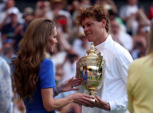 Jannik Sinner, la vittoria a Wimbledon, il regalo "speciale" e l’incontro con la famiglia reale: "Anche voi giocate a tennis?"