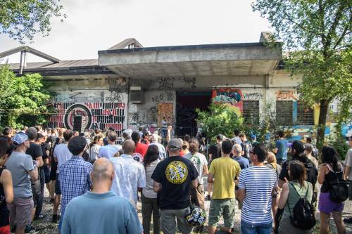 "È un attacco a una risorsa di Milano". Anche la Cgil allo sgombero (rinviato) del Leoncavallo