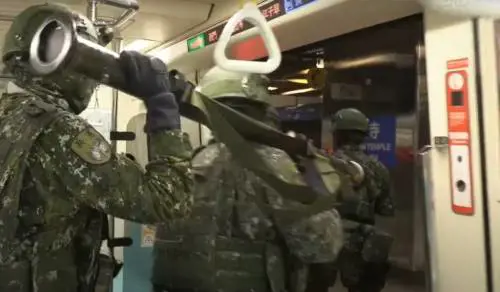 Soldati armati di Stinger nella metropolitana: lo scudo "guerriglia" contro le mire della Cina