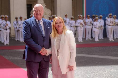 Tricolore nel logo e nel cortile d'onore: così Giorgia Meloni rifà il look a Palazzo Chigi
