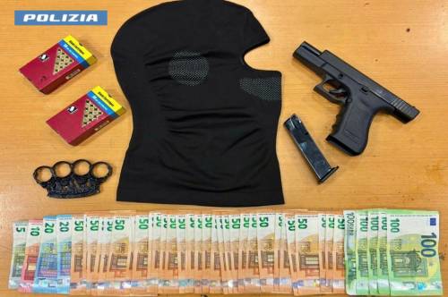"Dacci tutto o ti sparo". I maranza egiziani minacciano due italiani, i poliziotti li arrestano