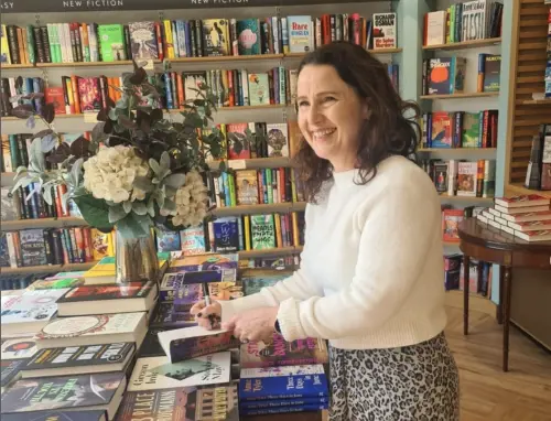 La scrittrice Andrea Mara