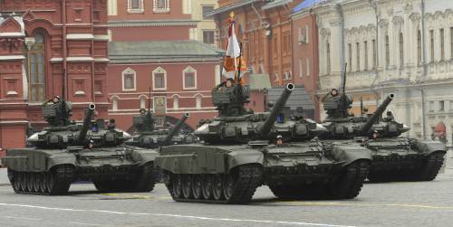 Tank T-90 durante una parata a Mosca