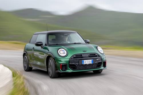 Nuova MINI John Cooper Works, emozioni vecchia scuola e tecnologia moderna: primo contatto