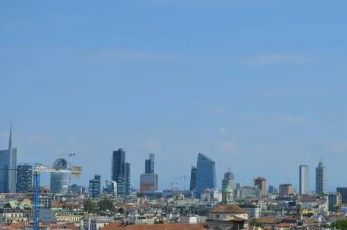 Il vero miracolo di Milano? Dover lavorare per esistere