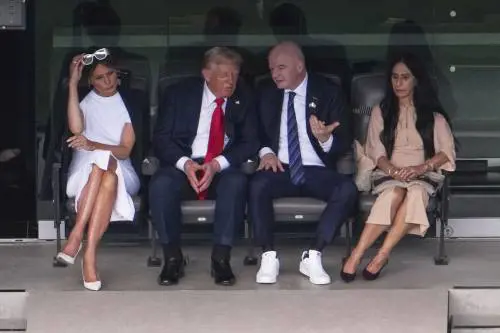 Caviglie gonfie e lividi alle mani. I dubbi sulla salute di Trump (e la nuova bufera su Epstein)