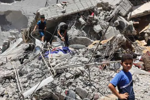 Gaza, venti civili uccisi nella ressa per gli aiuti "Hamas tra la folla"