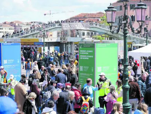 Baby borseggiatrice pesta a sangue la turista che l'aveva colta sul fatto, choc a Venezia